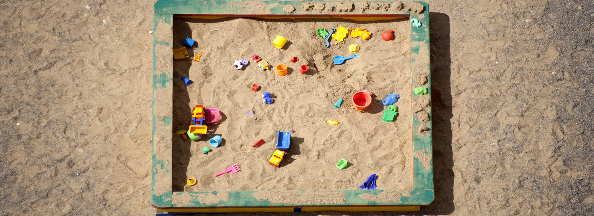 bac à sable avec des jouets