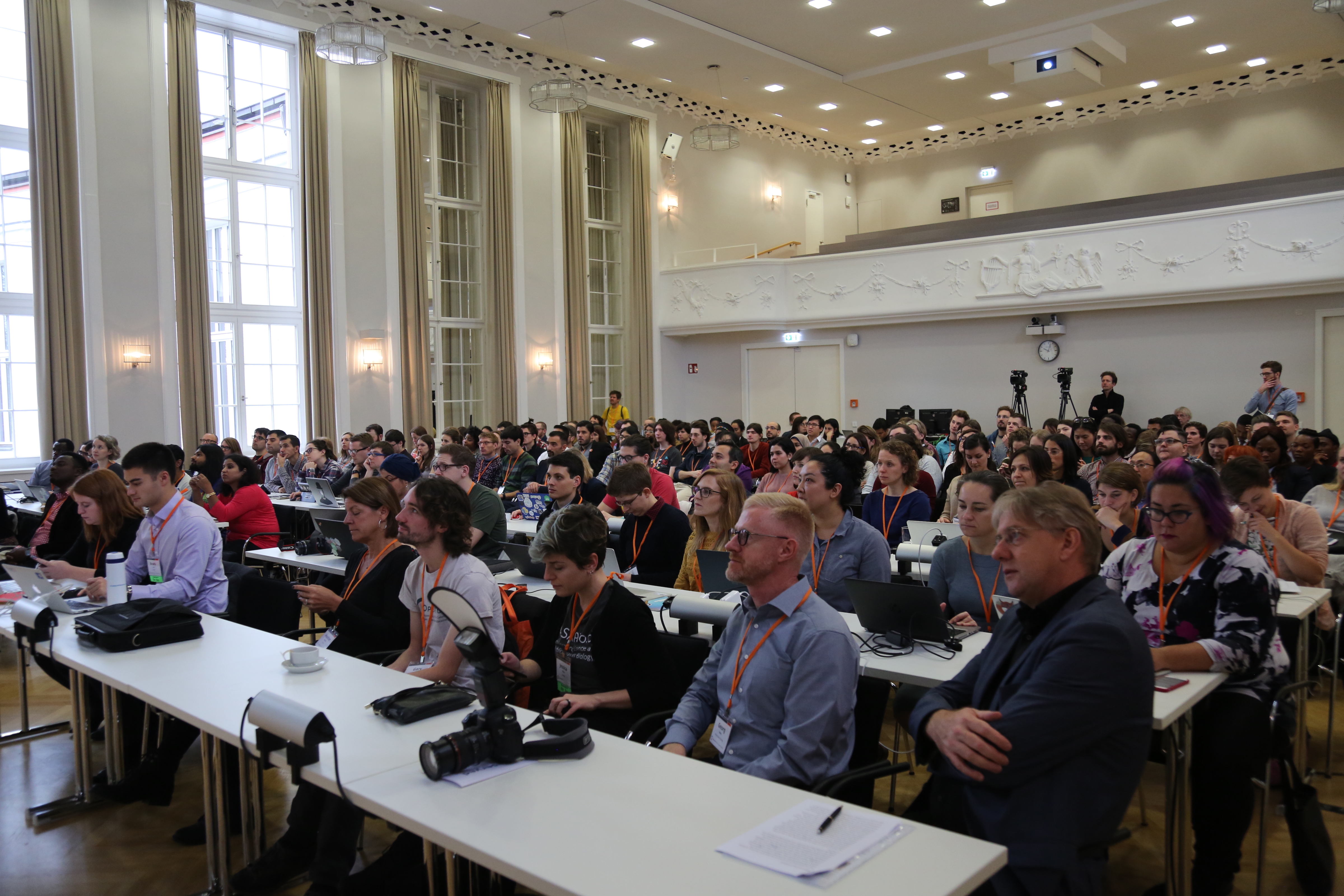 les congressistes de l'éducation ouverte prêtant attention à une conférence