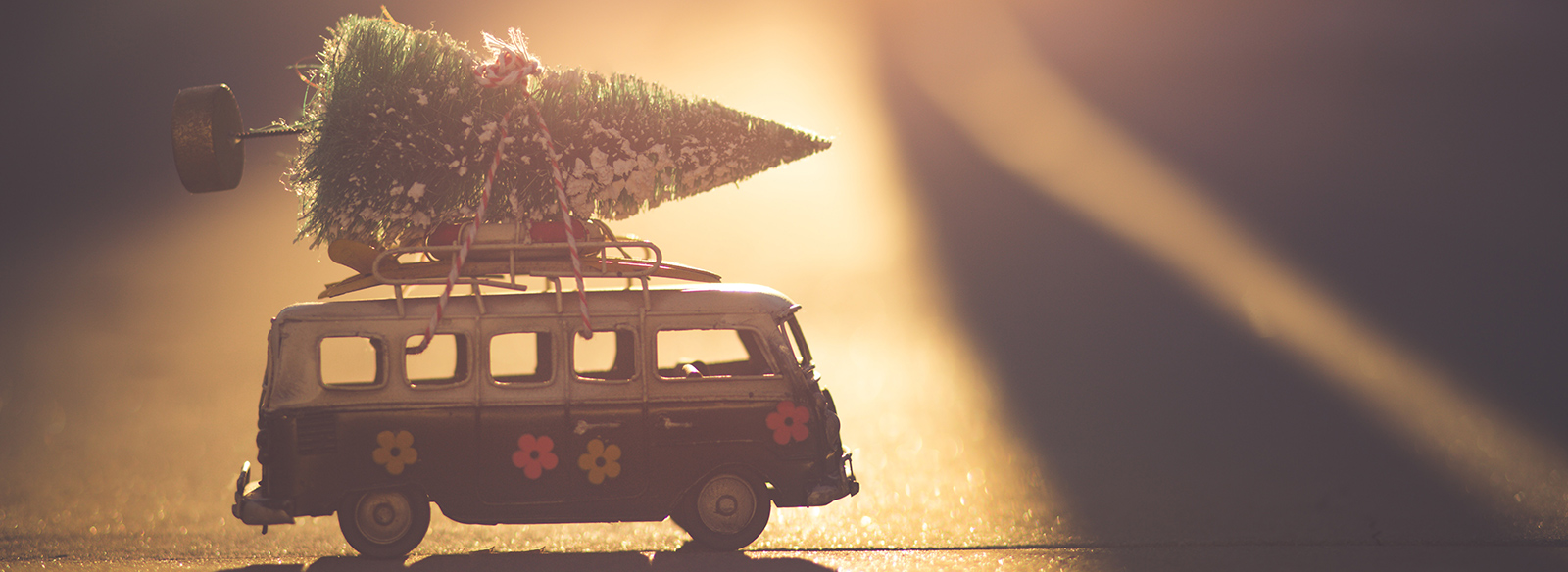 une petite voiture avec un sapin de Noël sur le dessus