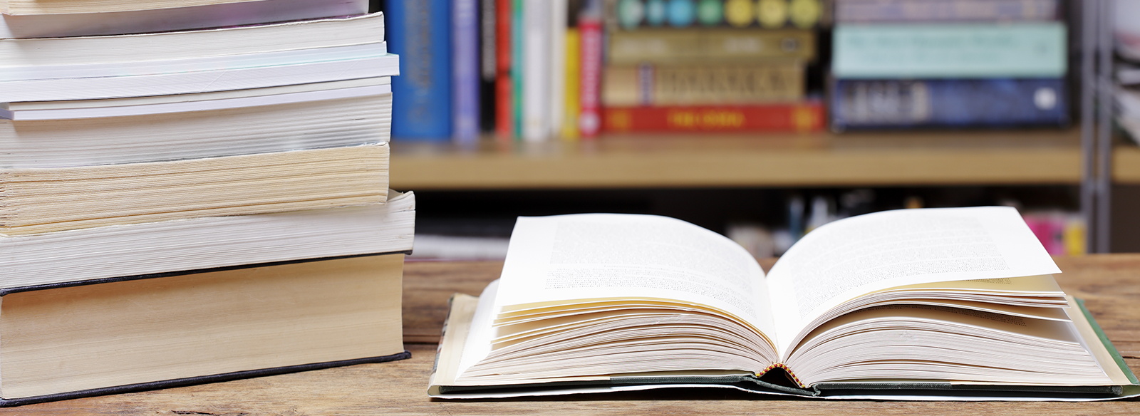 livre assis sur un bureau en bois