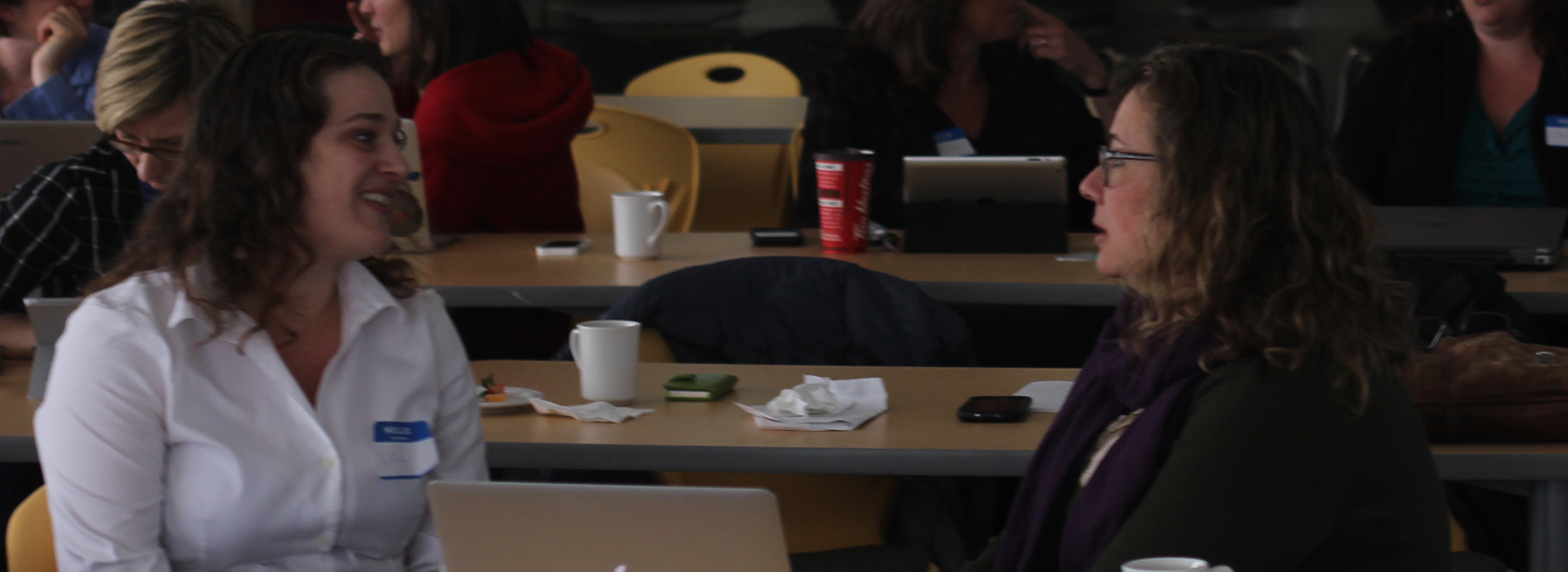 two women with name tags speaking to eachotherdeux femmes avec des étiquettes qui se parlent