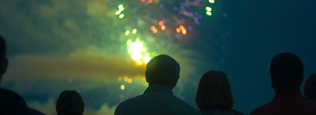 les gens regardent les feux d'artifice