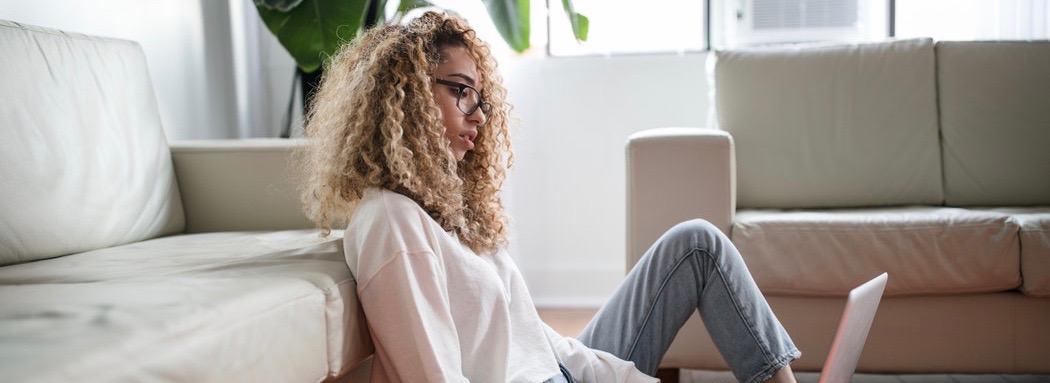 Jeune femme avec ordinateur portable