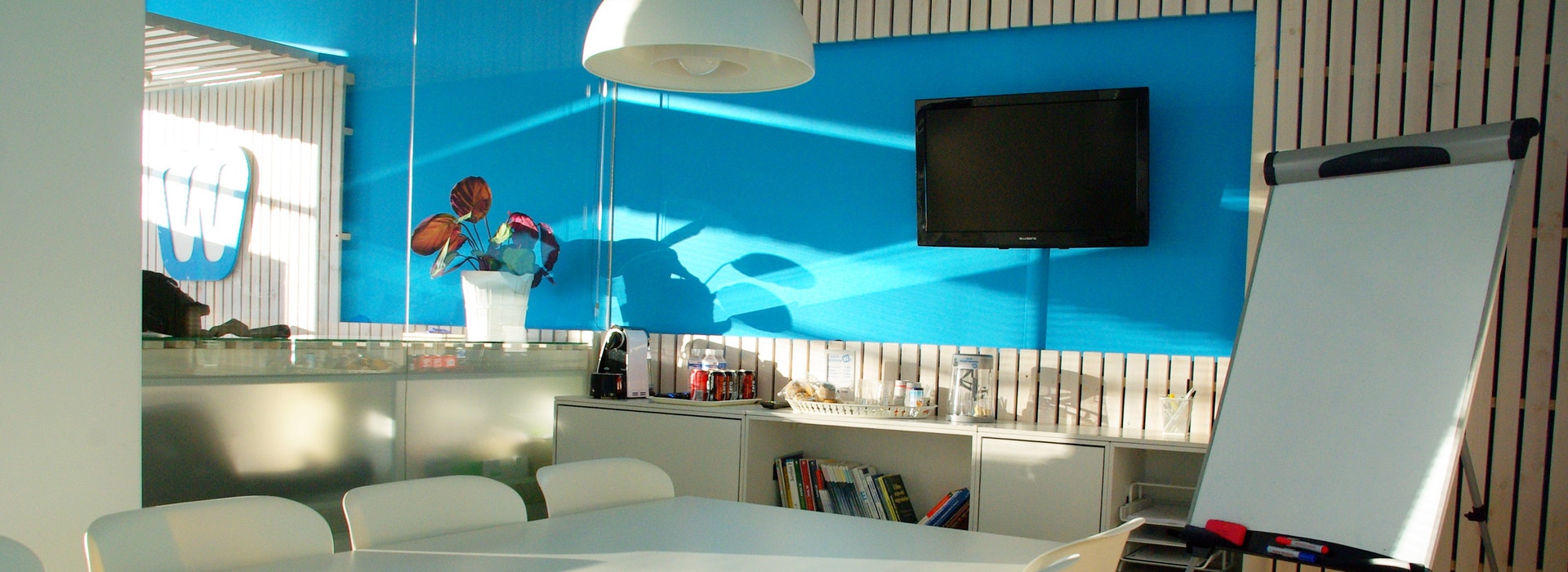 Photo de chaises blanches dans un bureau contre un mur bleu