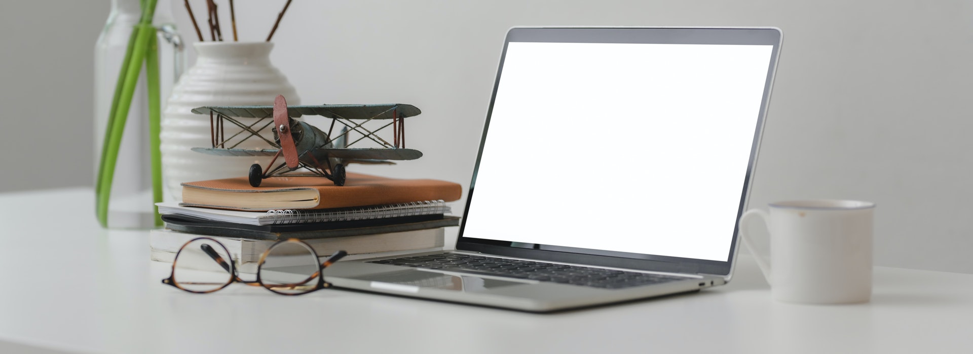 ordinateur portable sur un bureau